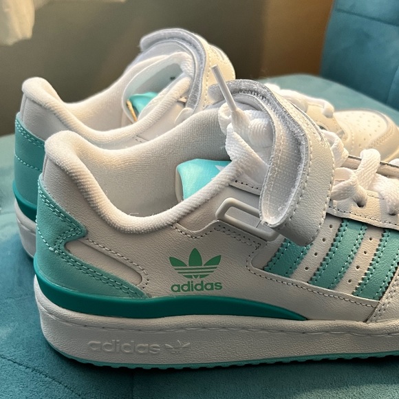 NEW Adidas Low Court women’s  size 6, with aqua stripes basketball shoe - Picture 6 of 11